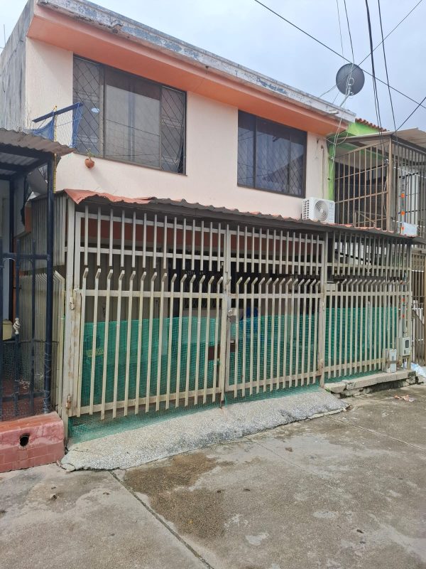 SE VENDE CASA DE DOS PISOS EN EL BARRIO GUADALES - Imagen 6