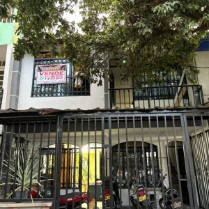 SE VENDE CASA DE DOS PISOS TOTALMENTE ENREJADA EN ARBOLEA